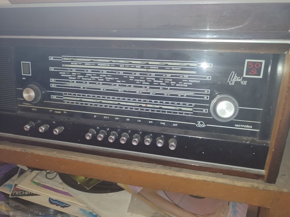 Ретро апарат програвач пластин і радіо