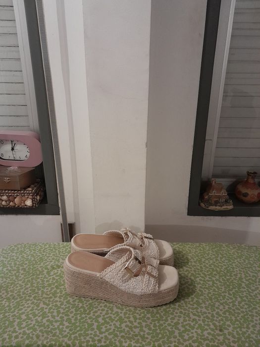 Vendo Chinelos de Senhora muito bonitos como novos