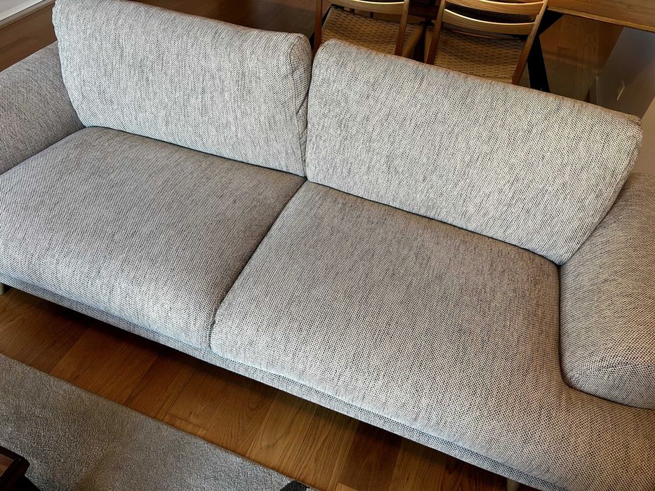 Elegante sofá AREA em excelente estado