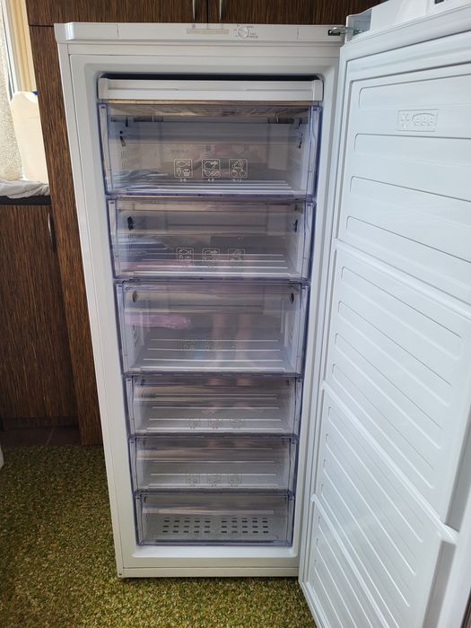 Морозильная морозильна камера Beko RFSA240M21W