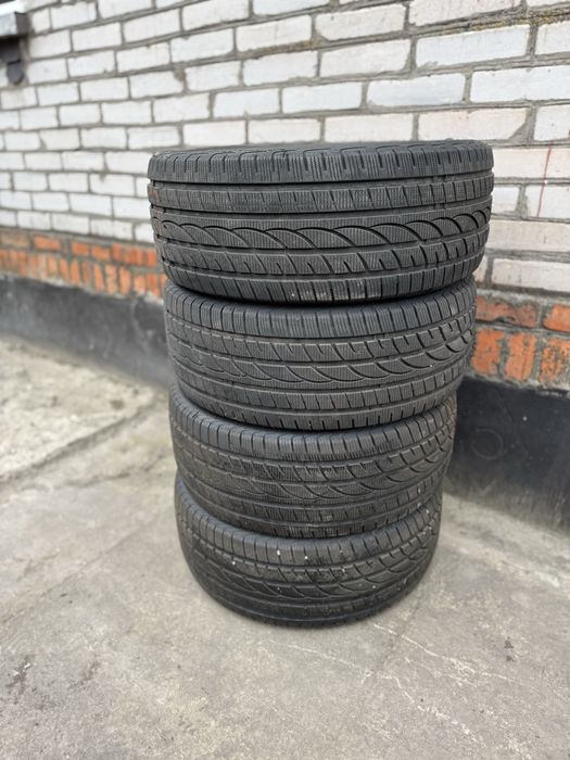 Зимова гума 235/45/18  22 року Відкатав пів сезону