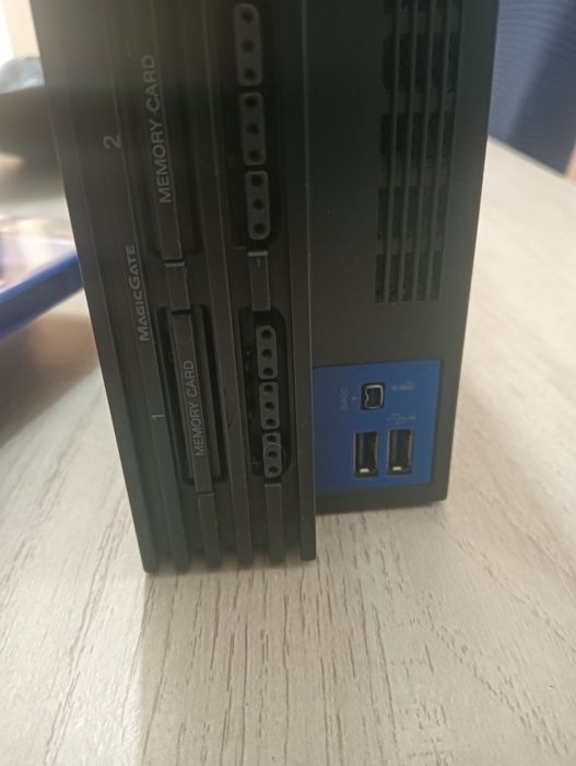 PlayStation 2 FAT (PS2) e cabos + comando e 4 jogos + cartão de memória