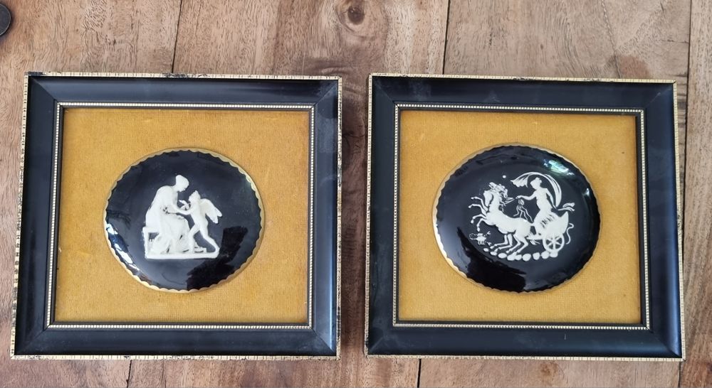 Dwie kamejki w ramkach