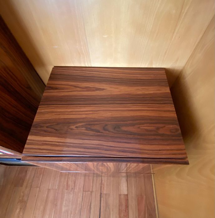 Móvel em madeira acaju