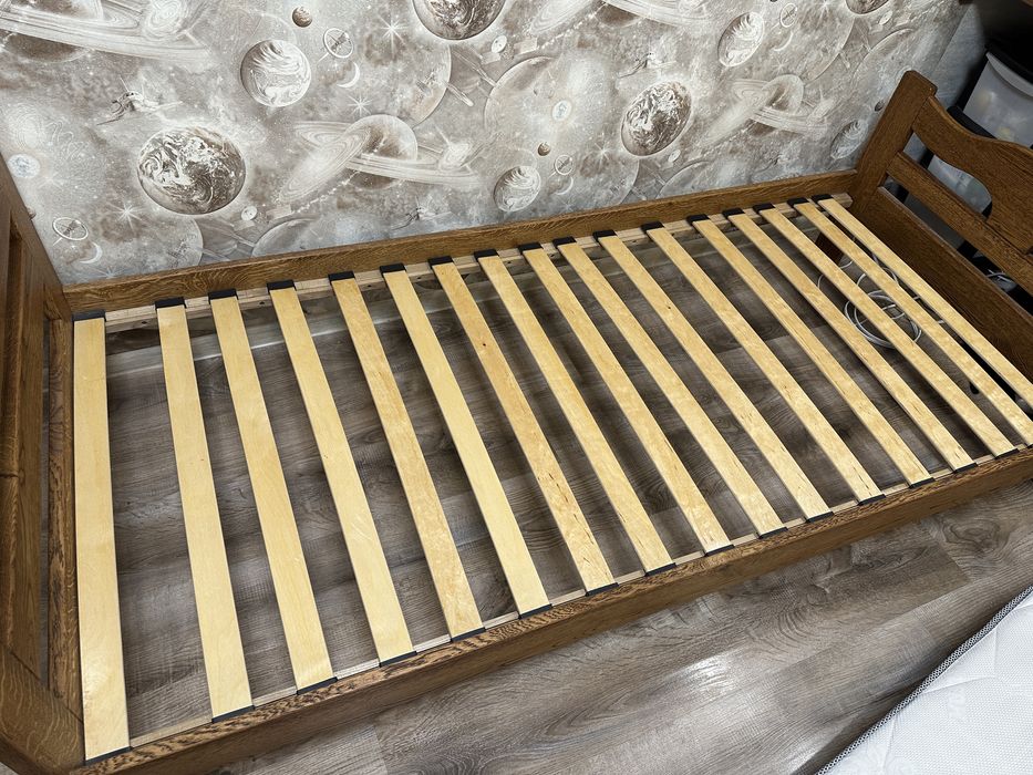 Деревʼяні ліжка з матрацом