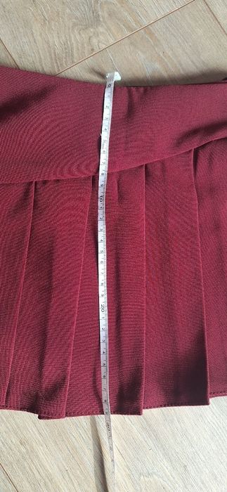 Дуже гарна шкільна спідничка на запах, приблизно на 6-7 років,