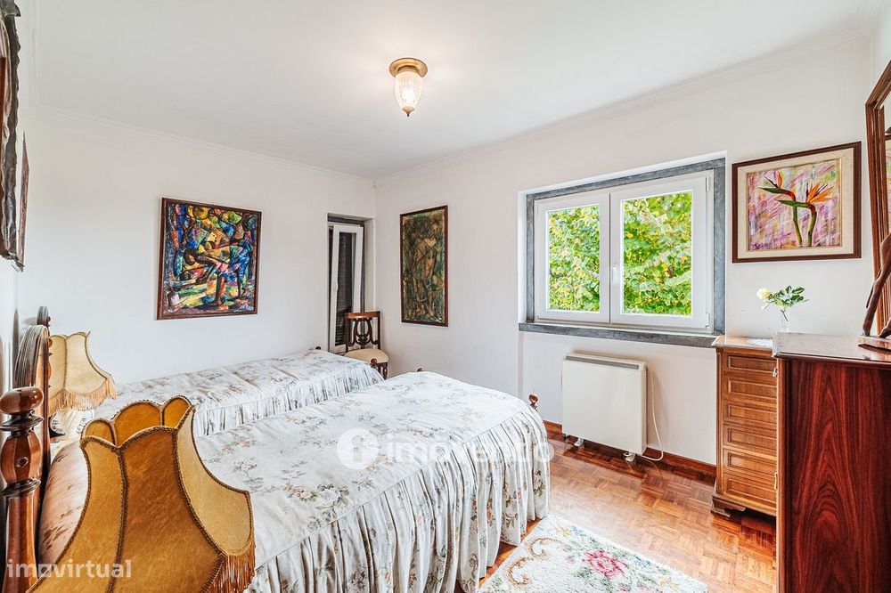 Quinta isolada T3+1 com áreas amplas e terreno de 2022m², em Colares