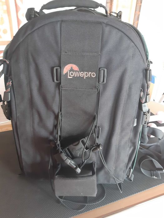 Mochila versátil para câmara e lentes fotográficas