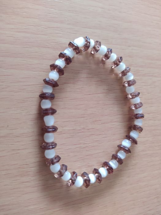 Pulseira de missangas castanhas e brancas