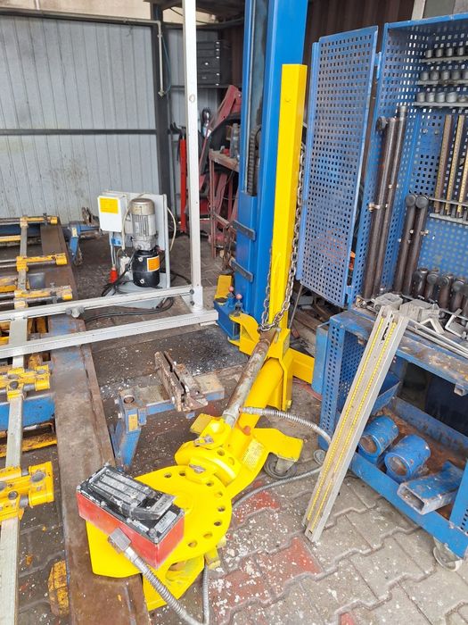 Rama blacharska Caroliner na podnośniku nożycowym