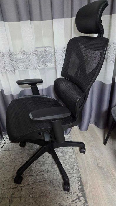 Офісне крісло VARPELEV з сіткою, підголівником та підколотниками