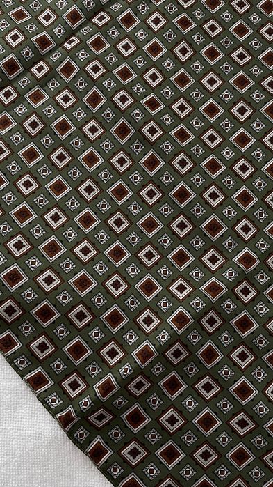 Lenço com padrão verde e quadrados