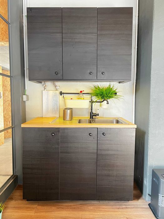 Kitchenette completa com armários, lava-loiça e bancada