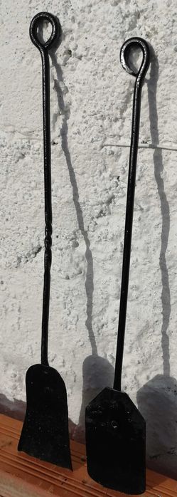 antigas pás de braseira em ferro forjado