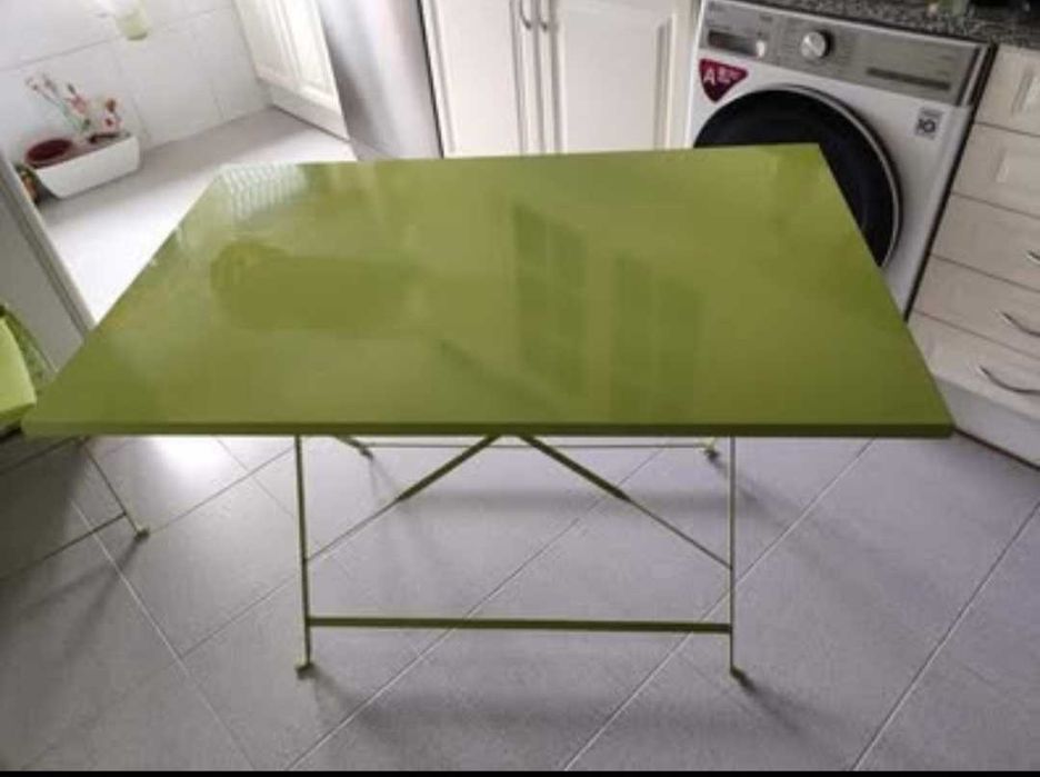 Mesa de jardim e cadeiras