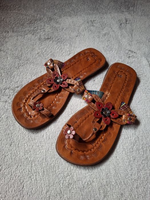 Buty, sandały z kwiatami