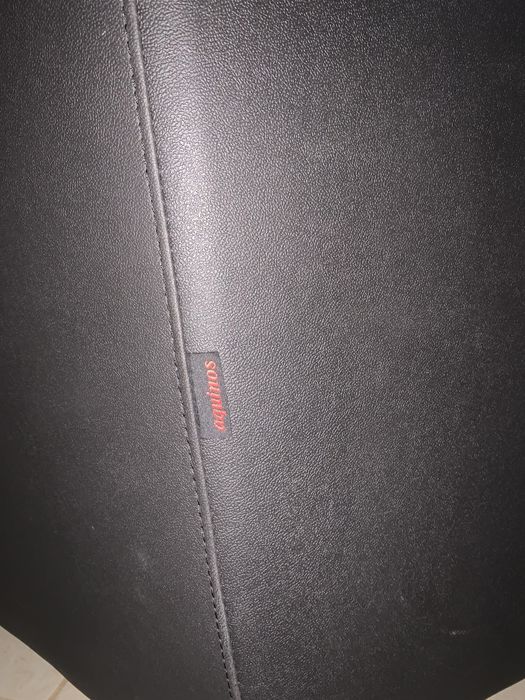 Sofá preto em pele.