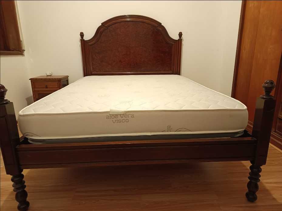 Cama de Casal com Colchão – Conforto e Ótimo Estado