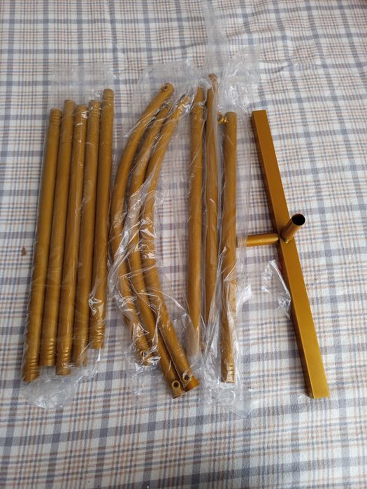 suporte metálico dourado para arco de festas, usado para criar cenários com balões ou flores