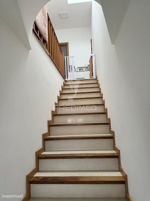 Moradia V3 em Condominio Privado com Piscina.