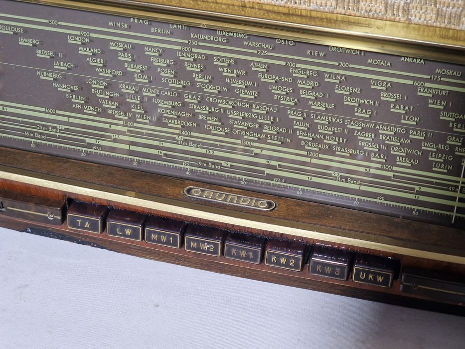 Rádio antigo reparado Grundig