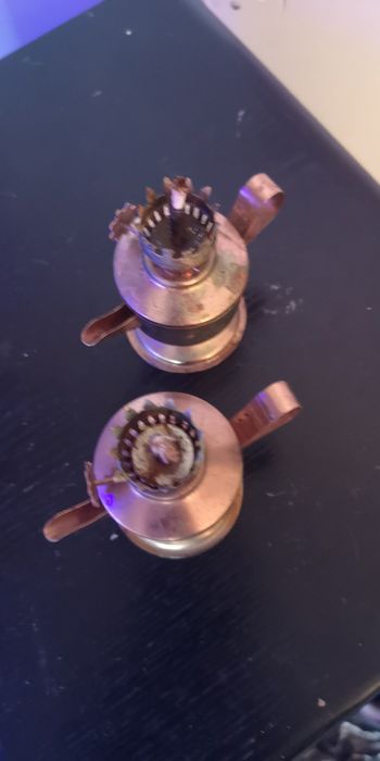 Dwie lampki naftowe miedziane miniaturki - bez klosza,  wys. ok 8 cm