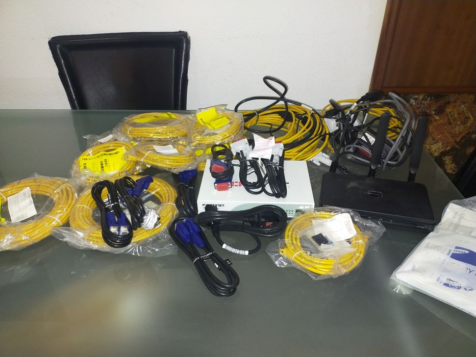 Conjunto Routers e cablagens informática