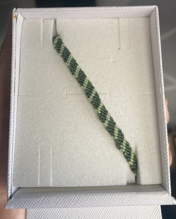 Pulseira fina com fios coloridos