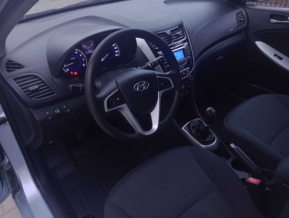 Отличный HYUNDAI Accent 1.4 газ/бензин 2012 года