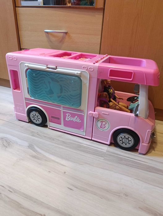 Camper Barbie z wyposażeniem