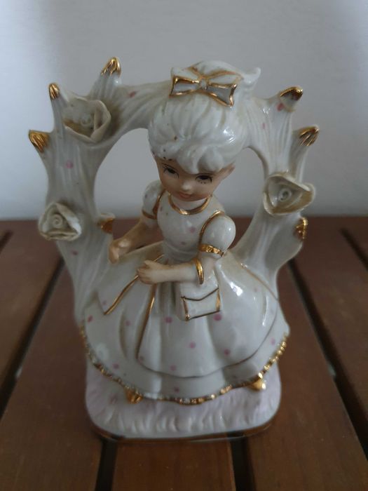 Estatueta de boneca em porcelana