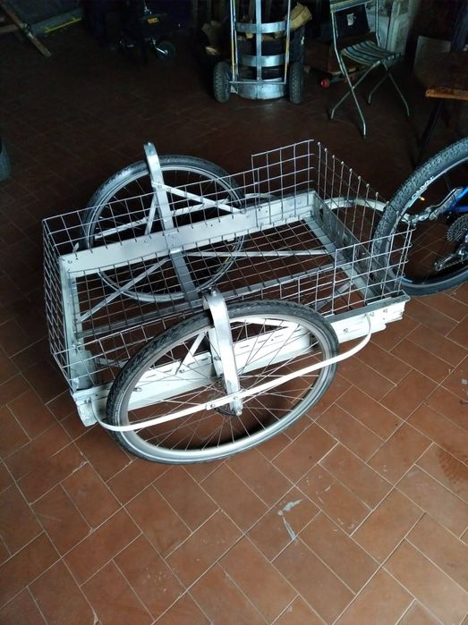 Reboque para bicicleta fixação latera não destabiliza o equilíbrio.