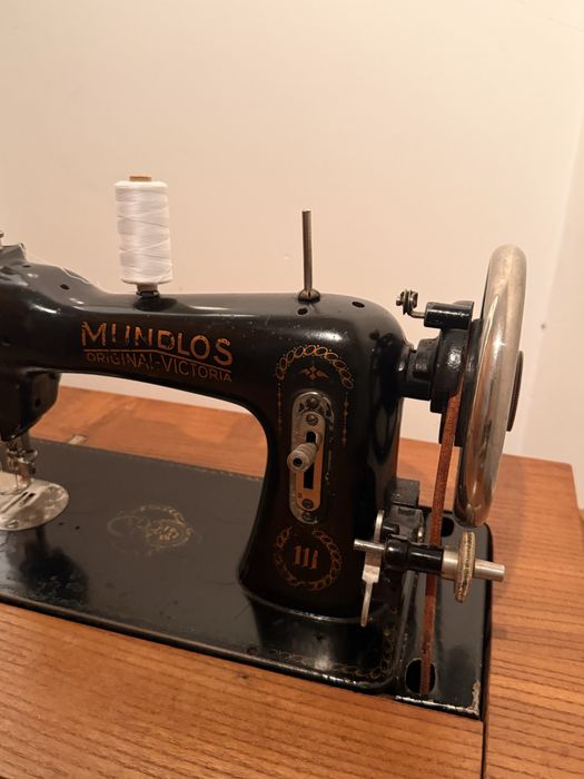 Maquina Costura Antiga + Linhas antigas
