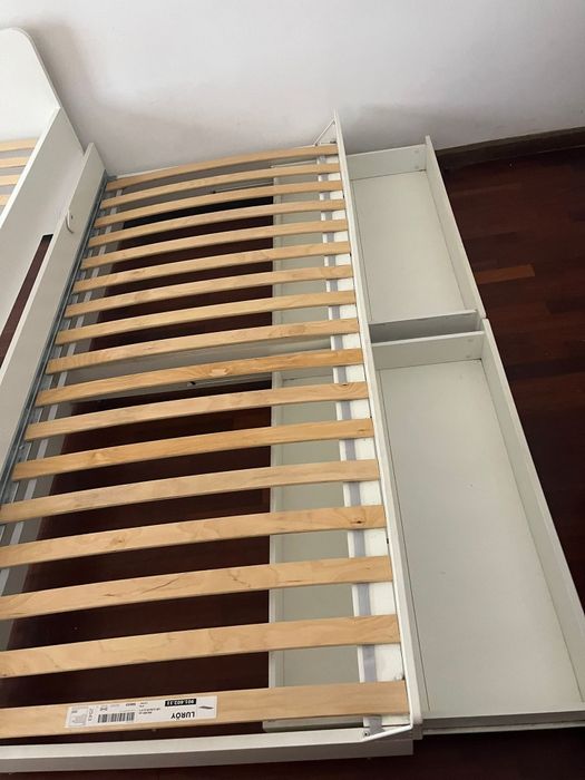 Cama com gaveta e arrumação