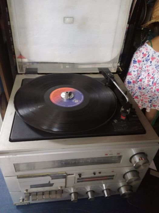 Gira discos com colunas Sony, cassete avariado, gira discos funciona.