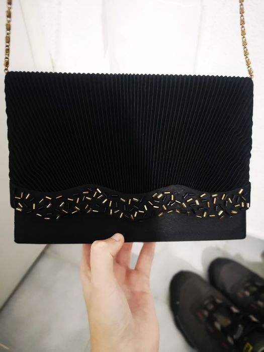 Mala pochette preta e dourada