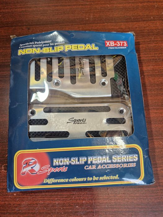 Накладки на педаль газа и тормоза.