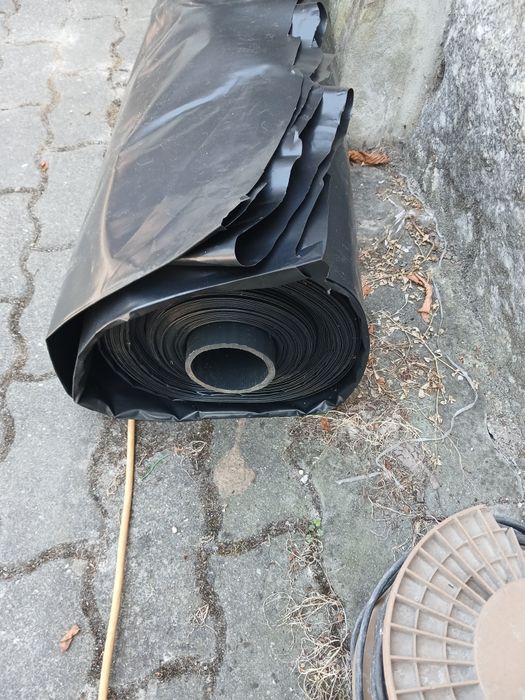 Rolo de plástico preto novo tem 70 quilos