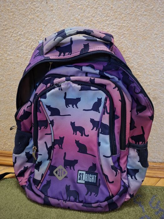 Подарую костюм та рюкзак