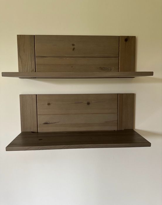 Zestaw drewnianych mebli