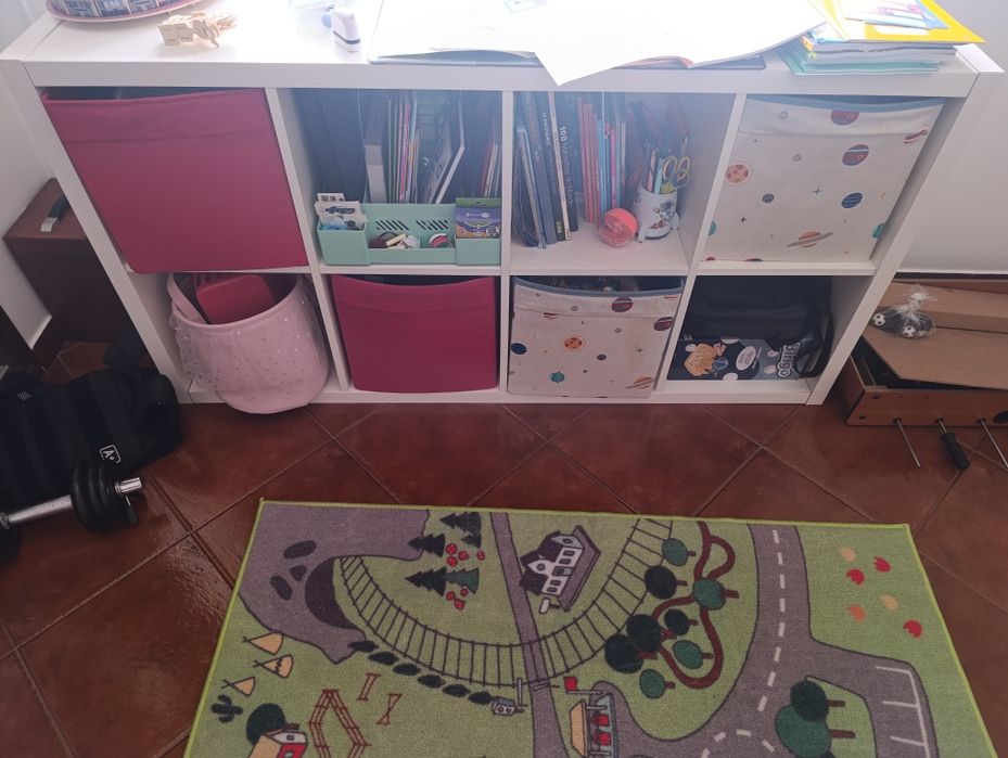 Móvel IKEA com cestos