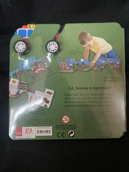 Livro “Camião de Bombeiros” em cartão com veítura em madeira