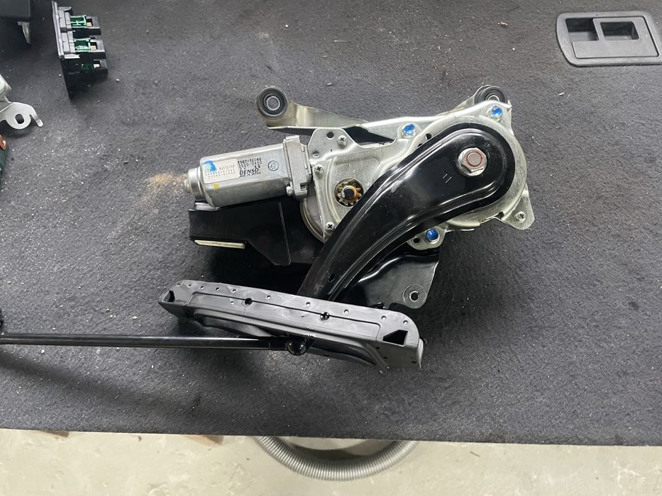 Електропривод багажника Lexus LX 570 450 Toyota Land Cruiser 200