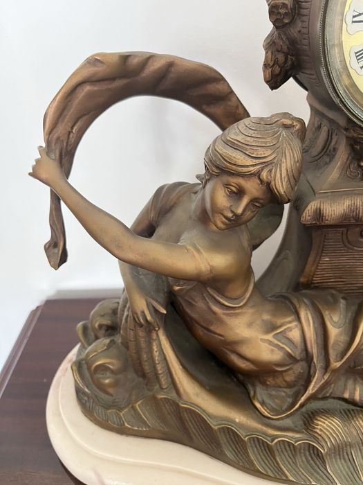 Relógio em mármore e bronze