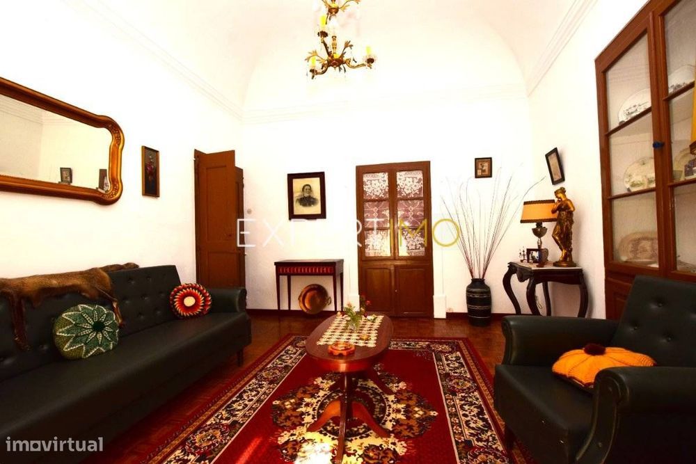 Prédio com 313,20 m2 em Gaveto, na Rua Principal da Vila de Redondo