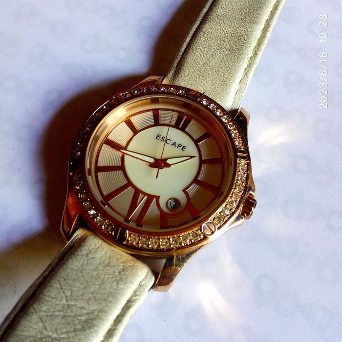 Женские наручные часы Escape