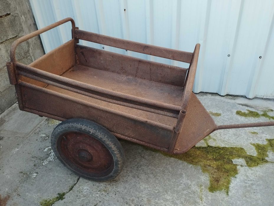 Carro de mão bastante antigo tem mais ou menos 45 anos