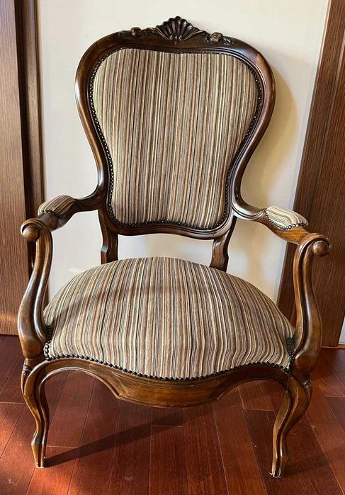 Antyk. Piękny rzeźbiony fotel ludwikowski. Starannie odrestaurowany.