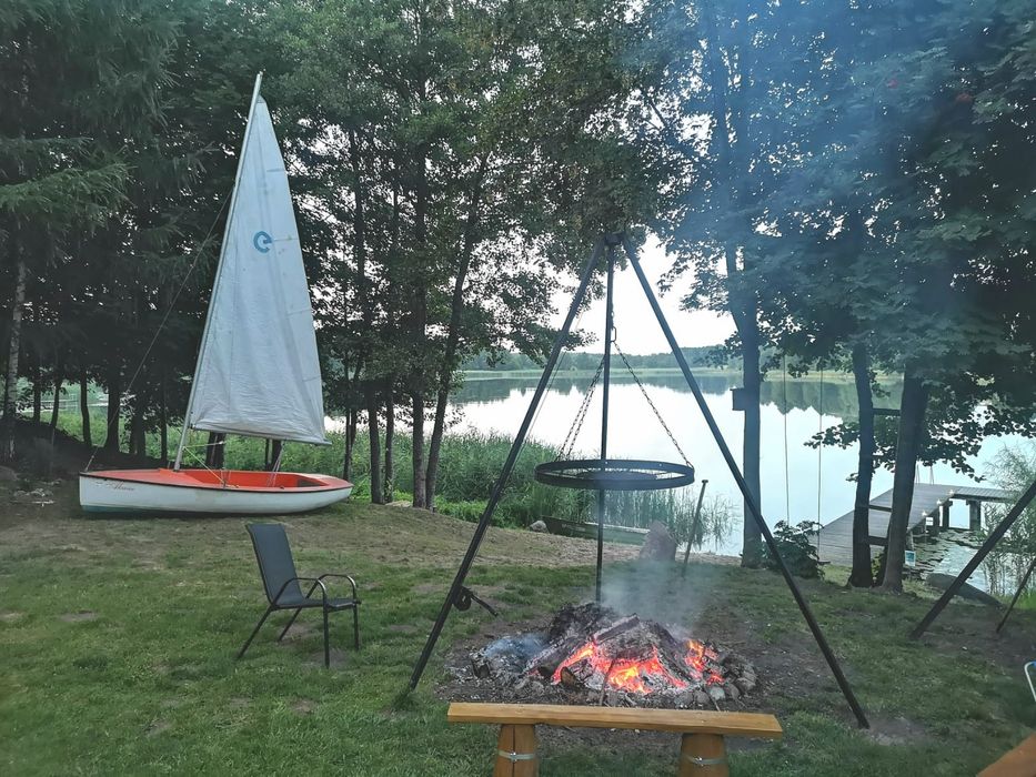 Domek nad jeziorem Chalińskim w Rybinach.