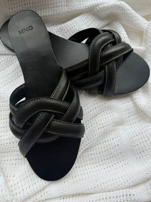 шльопанці від Mango з переплетеними ремінцями